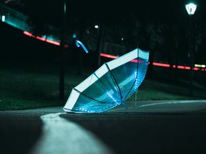 Превью обои зонтик, свет, свечение, ночь, темный
