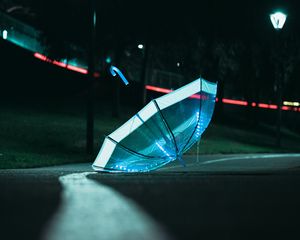 Превью обои зонтик, свет, свечение, ночь, темный