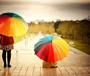 Превью обои зонты, разноцветные, дети, радужный, непогода, настроение