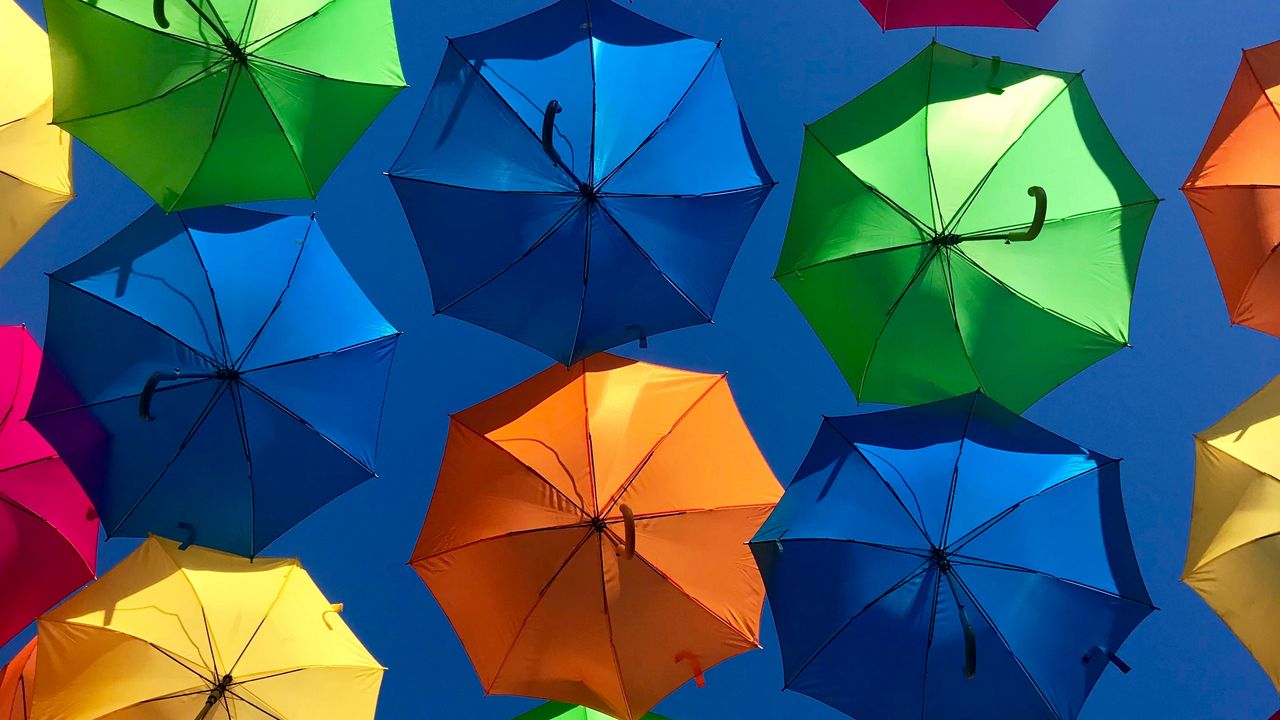 Обои зонты, разноцветный, небо, солнечно