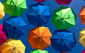 Превью обои зонты, разноцветный, небо, солнечно