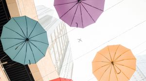 Превью обои зонты, разноцветный, самолет, здания