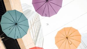 Превью обои зонты, разноцветный, самолет, здания