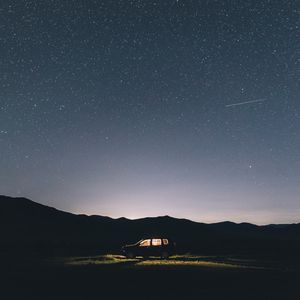 Превью обои звездное небо, автомобиль, ночь, свет, горизонт