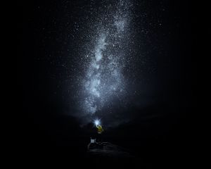Превью обои звездное небо, человек, одиночество, одинокий, блеск, ночь, темный