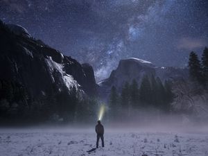 Превью обои звездное небо, горы, ночь, одиночество