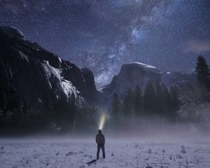 Превью обои звездное небо, горы, ночь, одиночество