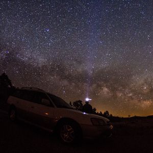 Превью обои звездное небо, ночь, автомобиль, блеск