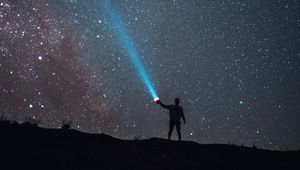 Превью обои звездное небо, ночь, силуэт, свет, фонарик