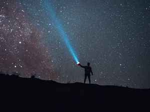 Превью обои звездное небо, ночь, силуэт, свет, фонарик