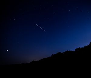 Превью обои звездное небо, ночь, звезды, падение, деревья, темнота