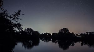 Превью обои звездное небо, озеро, ночь, пейзаж, деревья, горизонт