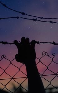 Превью обои звездное небо, рука, колючая проволока, забор, свобода, ночь