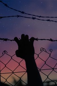 Превью обои звездное небо, рука, колючая проволока, забор, свобода, ночь