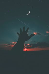 Превью обои звездное небо, рука, ночь, небо, луна