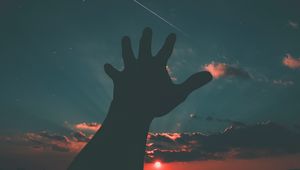 Превью обои звездное небо, рука, ночь, небо, луна