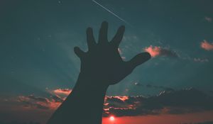 Превью обои звездное небо, рука, ночь, небо, луна