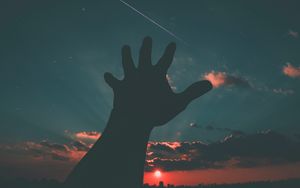 Превью обои звездное небо, рука, ночь, небо, луна