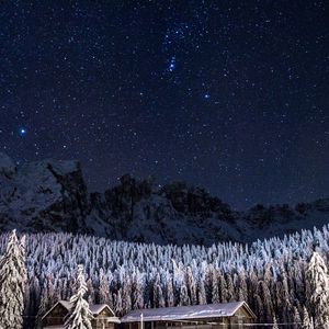 Превью обои звездное небо, сарай, строение, горы