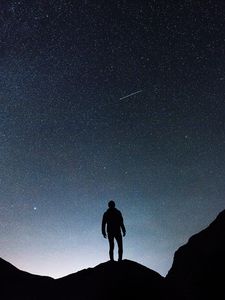 Превью обои звездное небо, силуэт, человек, скалы