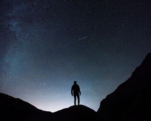 Превью обои звездное небо, силуэт, человек, скалы