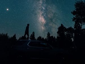 Превью обои звездное небо, силуэт, млечный путь, автомобиль, деревья, ночь