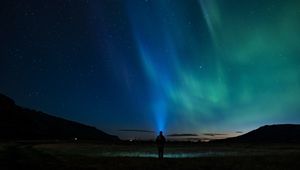 Превью обои звездное небо, силуэт, северное сияние, одиночество