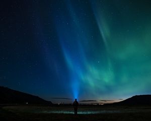 Превью обои звездное небо, силуэт, северное сияние, одиночество