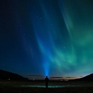 Превью обои звездное небо, силуэт, северное сияние, одиночество