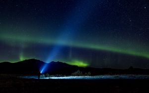 Превью обои звездное небо, силуэт, северное сияние, одиночество, свет, ночь