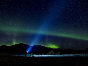 Превью обои звездное небо, силуэт, северное сияние, одиночество, свет, ночь