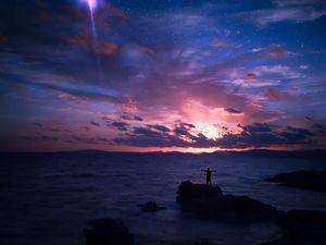 Превью обои звездное небо, силуэт, скала, море, горизонт, ночь