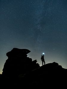 Превью обои звездное небо, силуэт, спектральный, скалы