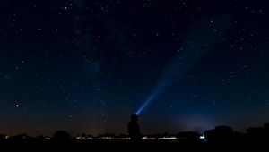 Превью обои звездное небо, силуэт, свет, луч, ночь