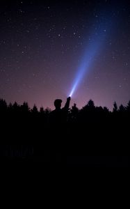 Превью обои звездное небо, звезды, ночь, человек, свет