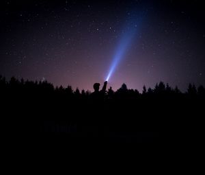 Превью обои звездное небо, звезды, ночь, человек, свет