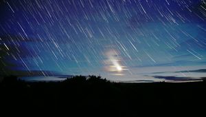 Превью обои звезды, луна, ночь, темный, размытость, длинная выдержка