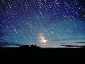 Превью обои звезды, луна, ночь, темный, размытость, длинная выдержка