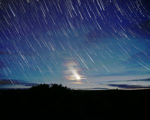 Превью обои звезды, луна, ночь, темный, размытость, длинная выдержка