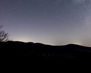 Превью обои звезды, небо, ночь, холм, темный